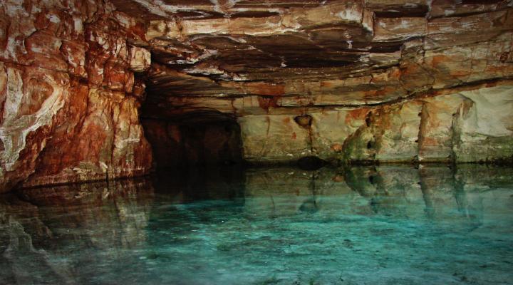 Resultado de imagem para Caverna Aroe Jari